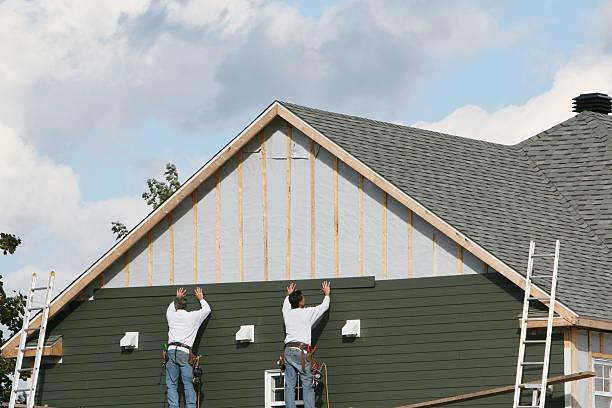 Professional Siding Installation technician working in Lake Forest, IL